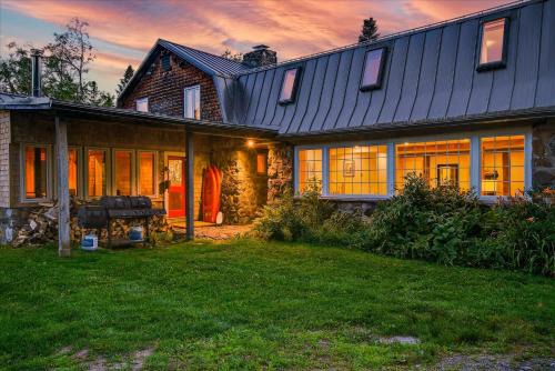 Lyndon Center House | 4 Br Sleeps 8 - Kayaks - Fire Pit - Dog Friendly