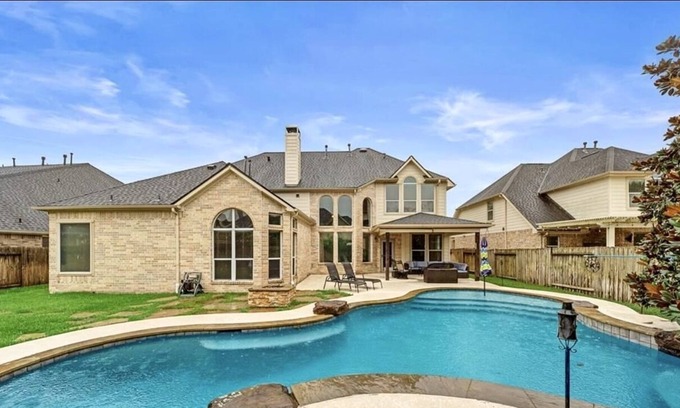 Katy Villa | 4 BR Villa w Heated pool ,Patio with Firepit , Jetted-tub,Backyard