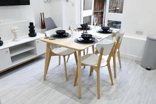 Thornton Heath Apartment | 4 Guests - Pet Friendly Retreat in Thornton Heath