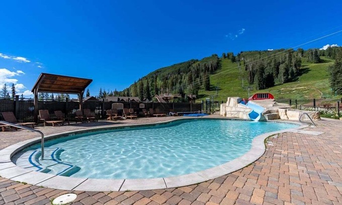 Columbine Lake House | 4 Master Suites, Ski Shuttle, 2 Minutes to Skiing!