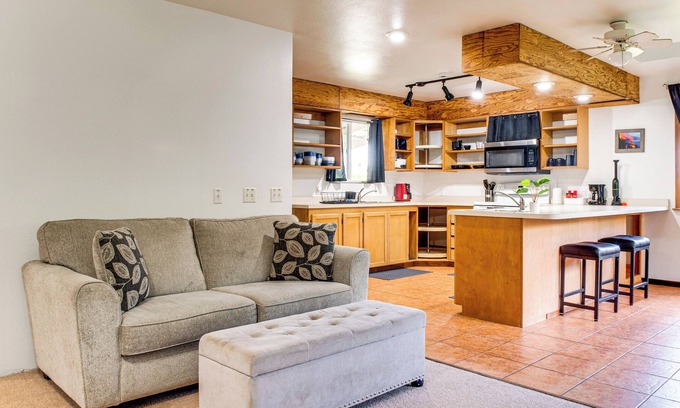 Keaau Apartment | 4 Mi to Beach: Keaau Retreat w/Relaxing Porch!