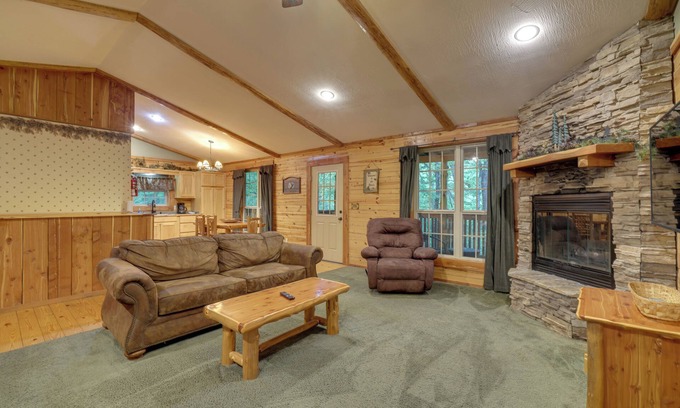 Sylvan Shores Cabin | 4 Mi to Lake: Wooded Log Cabin in Eureka Springs!