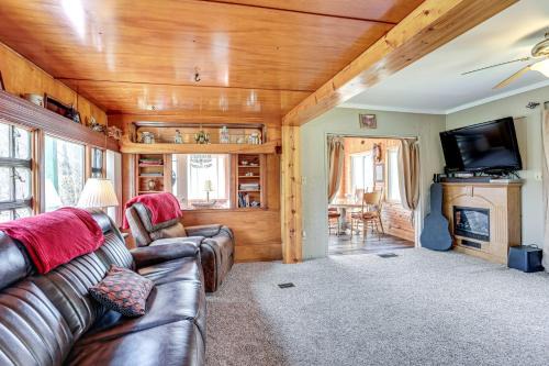 Evart House | 4 Mi to Snowmobile Trails Muskegon River Retreat