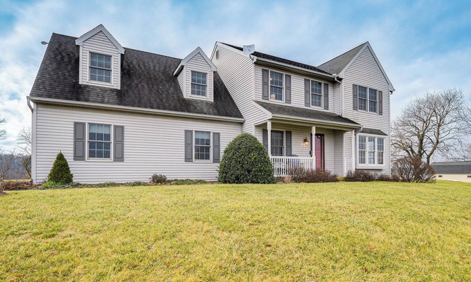 Ronks House | 4 Mi to the Amish Village: Spacious Home w/Deck!