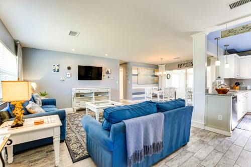 Venice Gardens House | 4 Mi to Venice Beach Home with Patio and Yard
