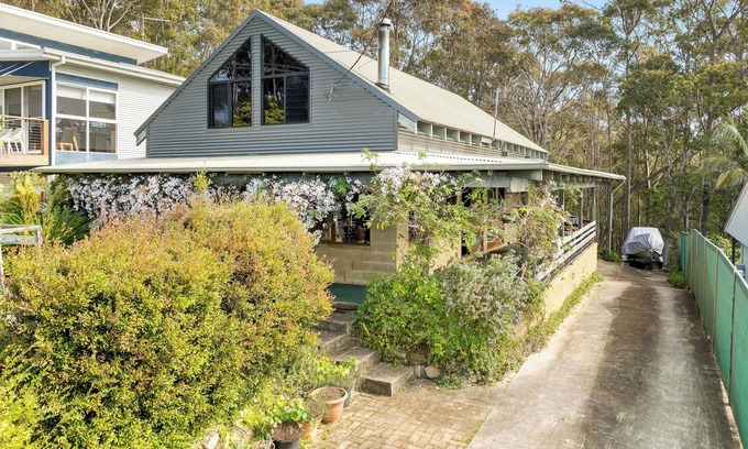 Moruya Heads House | 4 minutes to the beach! Spacious stunning beach house near great surf spots