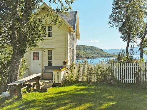 Dyroy Municipality House | 4 person holiday home in Skatvik-By Traum