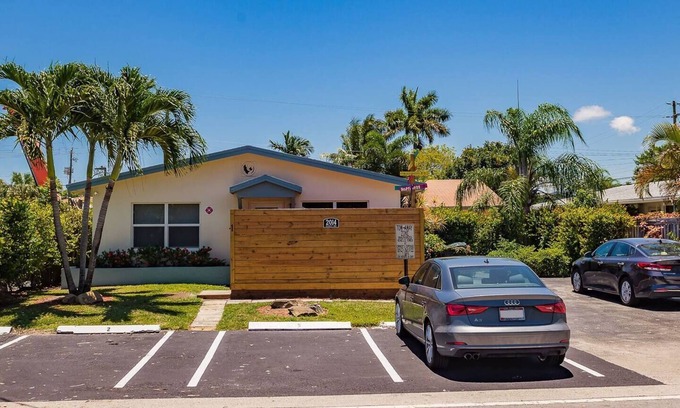 Poinsettia Heights Apartment | #4: Quiet Studio w/Strong Wifi
