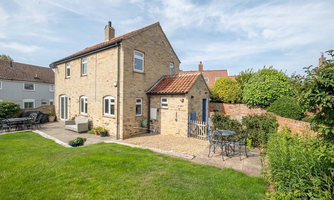 Thorpeness Apartment | 4 Sanctuary Cottage - sleeps 6 guests in 3 bedrooms