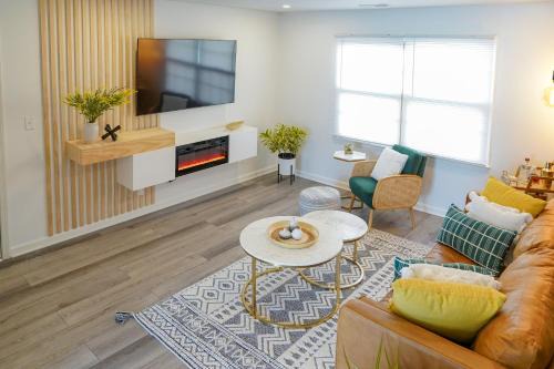 Oread Apartment | [4] Sleek Urban Retreat Walk to MASS/KU/Dining!