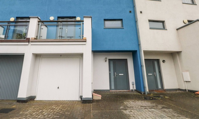 Castle House | 4 ST.STEPHENS COURT, pet friendly, country holiday cottage in Swansea