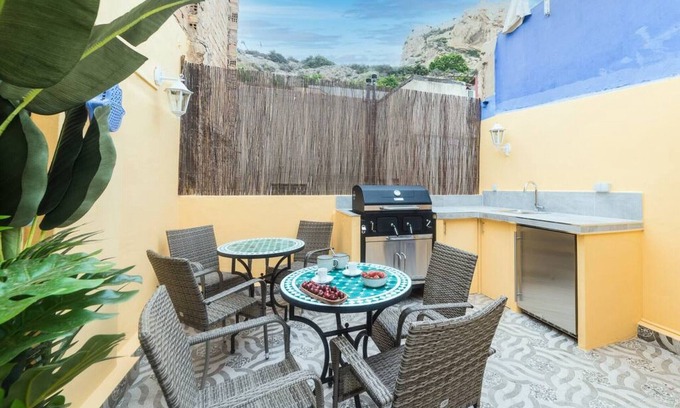Alicante City Centre House | 4-storey semi-detached house in the center of alicante