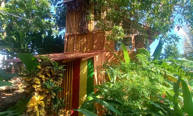 Snow Hill House | 4 story wood bamboo house overlooking sae an beach below