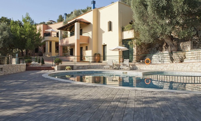 Kastellos House | 4 Traditional Houses, private pool, 5km to a sandy beach, excellent for families
