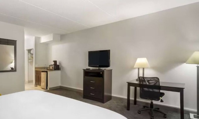 Mundelein Hotel | 4 Units | Stay Near Vernon Hills Shopping Centers and Entertainment Spots