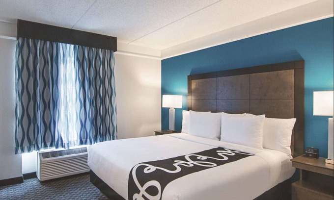 Orlando House | 4 x King Bed Deluxe Suite, Pool View at La Quinta Inn by Wyndham Orlando UCF