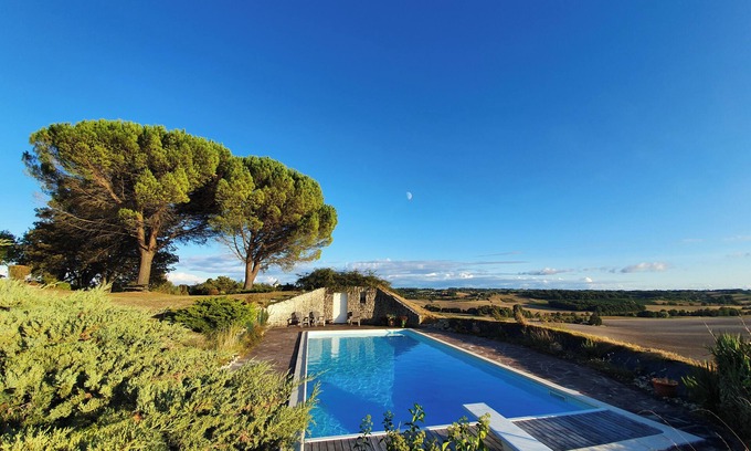 Saint-Martial-de-Mirambeau House | 40 minutes from the beach, house with swimming pool, garden and panoramic view for rent