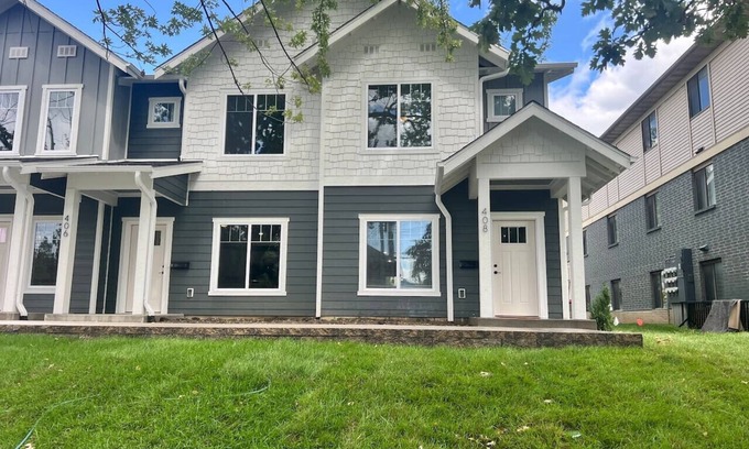 Iowa City House | 408 Entire 3 Bedroom Townhouse