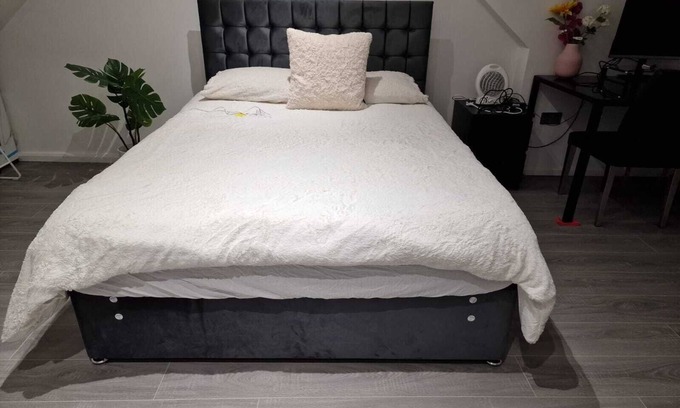 Ashford House | 40m2 Bedroom + Ensuite 15-min From LHR + 10 min From Thorpe Park