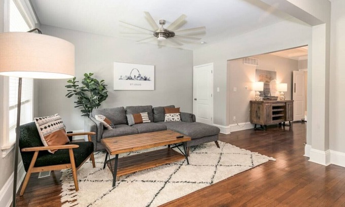 Shaw House | 4167 Shaw B · Freshly Renovated, Walk to the Botanical Gardens