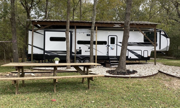 Willis House | 43ft Chic & Cozy RV in country w/pool+spa in Lake Conroe/Willis