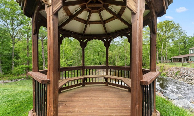 Sparta House | 45 Acre Private Lake, Pickle Ball Courts, Fire Pit, Kayaks/SUP, King's Dominion