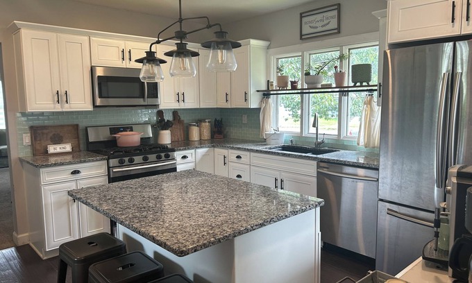 Cloquet House | 4bedroom, 3 bath Farmhouse, 12 min to Jay Cooke!