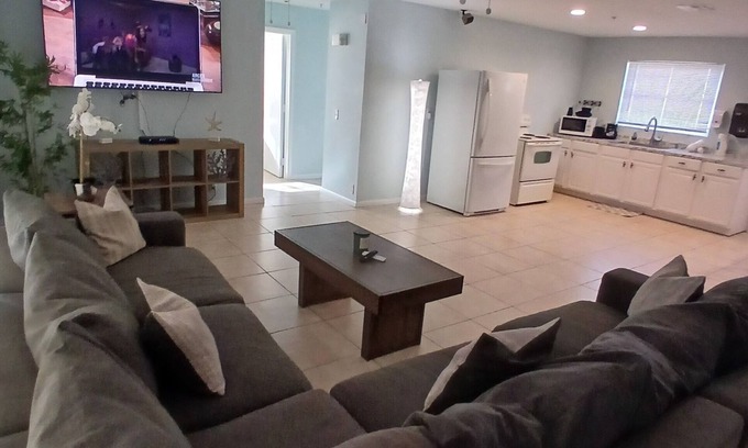 Singer Island Apartment | 4BR 2BA Near Beach Perfect For Familes