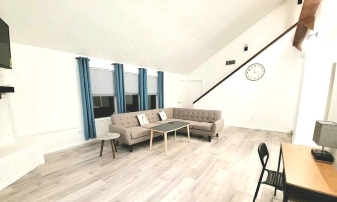 Southbelt/Ellington House | 4br 2ba+Swimming pool Close to everything