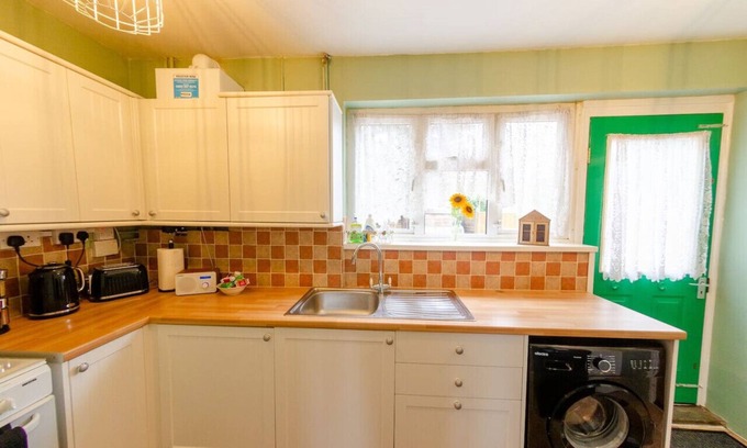 Ipswich House | 4BR 2Bath 1Walk-in Shower - Ample Parking - Long Stays Welcome