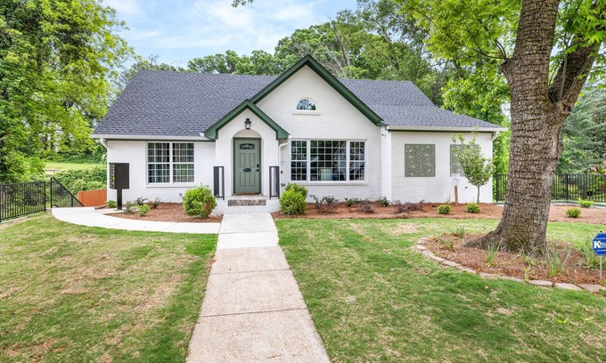 Gainesville Apartment | 4BR/4BA Newly Built, 5 min to square. Pet+, Full Kitchen, Washer/Dryer, 15+ days