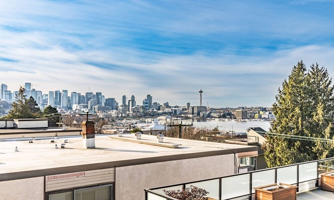 Eastlake House | 4BR | BBQ, Views, Rooftop | Eastlake | Sophari