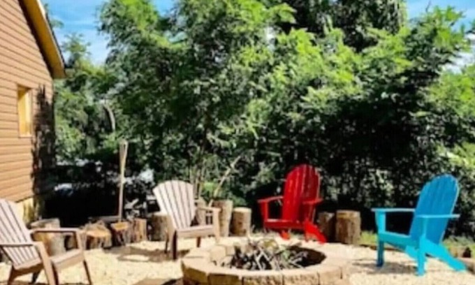 New Kensington Apartment | 4BR Chalet with Seasonal Pool Hot Tub
