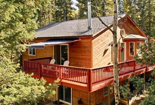 Florissant House | 4BR Colorado Cabin with Wrap-Around Deck Near Fossil Beds