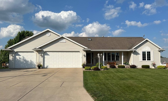 Howard House | 4BR home. 10 minutes from Lambeau Field!