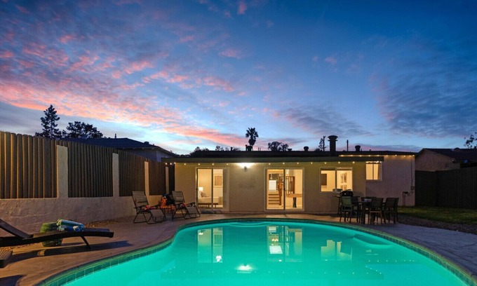 Fletcher Hills House | 4BR Pool and Fast WiFi Fifteen Min to SD