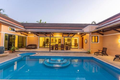 Chalong Villa | 4BR Timbuktu Villa Jacuzzi & Walk to Market V170