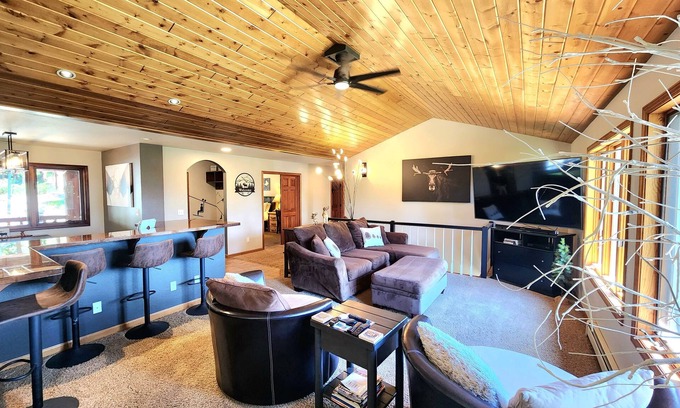 Granby House | ❤️5+1 Bedrooms on 5 Private ACRES! VIEWS😎HOTTUB❤️GAMEROOM! Great Location!