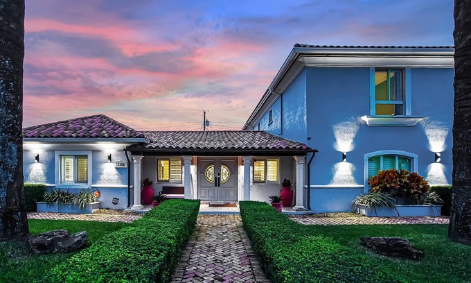 Coral Terrace House | 5-BD,3-BA Dreamy Vacation Retreat in Coral Terrace