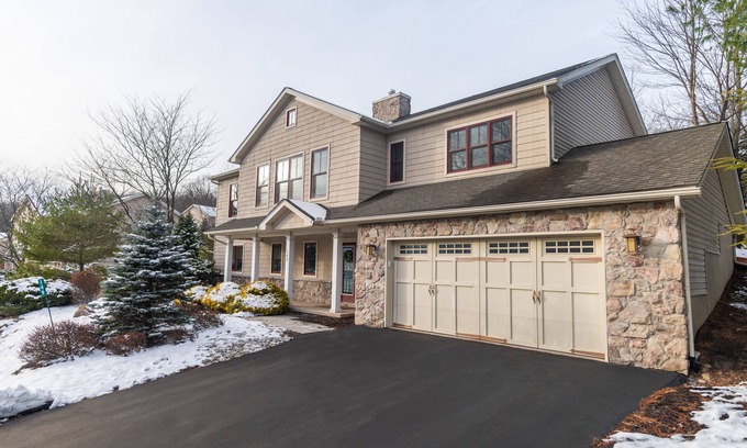 Lake Harmony House | 5 Bd Rm, private hot tub. Minutes to the slopes-JF and BB! Make great memories!