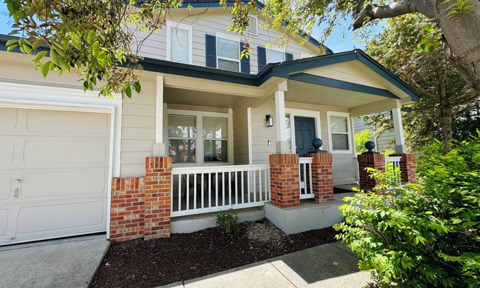 North Central Westminster House | 5 bdrms; King Beds, 2 kitchens; Dine/Shop/Scenic Trail; Easy Access to Downtown!