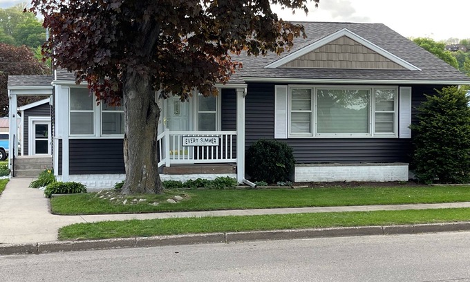 Guttenberg House | 5 bed, 2 bath house in Guttenberg Iowa on The Mississippi River, Sleeps 10
