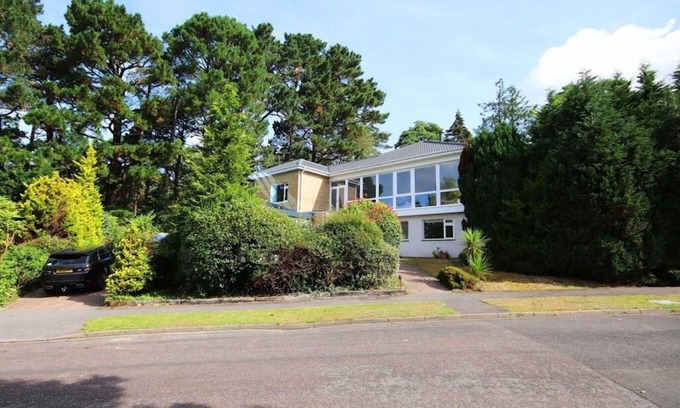 St Leonards House | 5 Bed House - Pool - Hot Tub - Sauna - Pool Table - Near New Forest - Sleeps 12