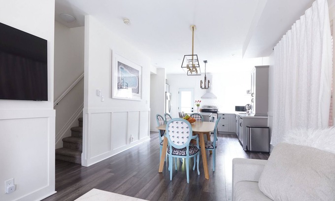 Hamilton House | 5 bed rm modern house near Gage Park, Tim Hortons Field and St Peter's Hospital