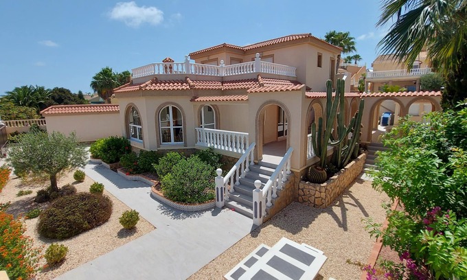 Puerto Marino Villa | 5 bedroom 4 bathroom villa with private pool 10MX4M and bar in Gran Alacant.