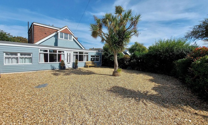 Middleton-on-Sea Cottage | 5 bedroom accommodation in Elmer, near Bognor Regis