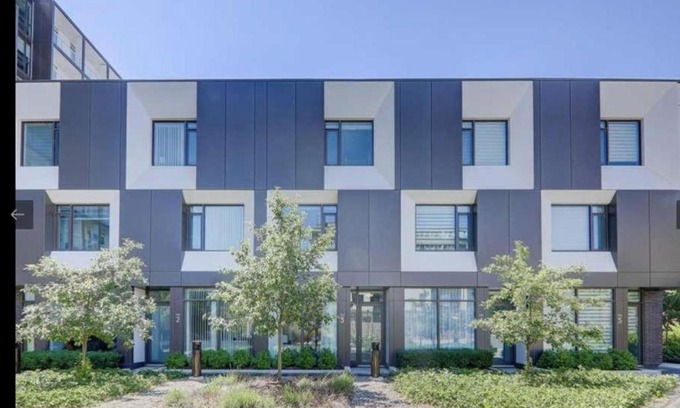 Leslieville Villa | 5 Bedroom, Free Parking, China Town, Toronto University, Downtown Core
