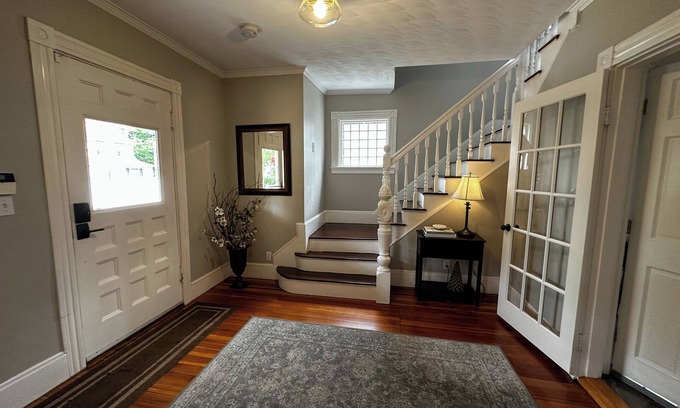Melrose House | 5-bedroom house. Close to airport, bus & train. 10 min from Boston. Sleeps 10.