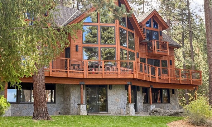Skyland House | 5-Bedroom Lake Tahoe Gem | Deck & Hot Tub (Tall Pines)