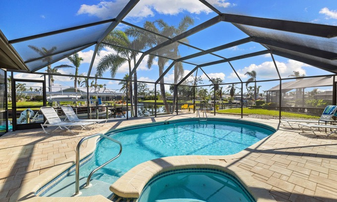 Yacht Club House | 5 Bedroom Saltwater Pool Home W/Kayaks, Bikes and BOAT!nOct 24-31st OPEN